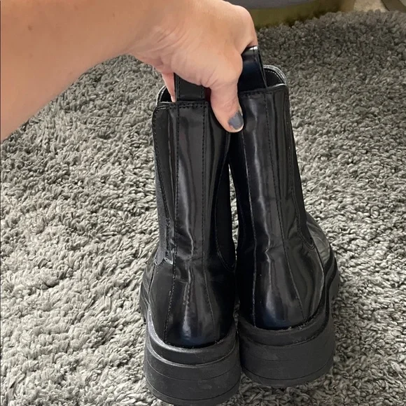 Sister * souer Black leather Chelsea Lug Sole Boots with elastic inserts - Picture 5 of 8